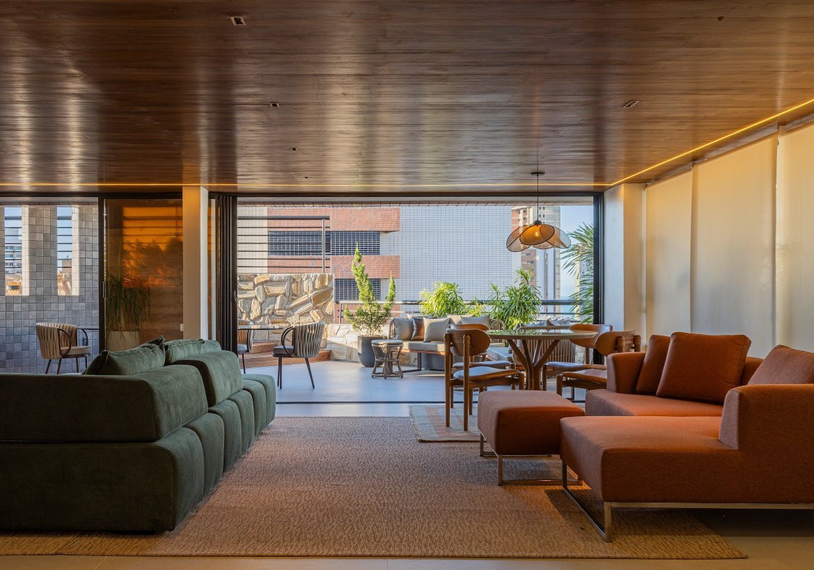Living integrado com marcenaria e forro de madeira